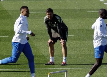 Xabi Alonso (tengah) memantau latihan pemain Real Madrid menjelang pertemuan menentang Liverpool dalam aksi Liga Juara-Juara esok. - AFP