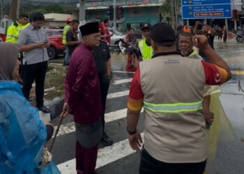 Ahli Parlimen Hulu Langat, Mohd. Sany Hamzan melawat kawasan banjir kilat di Sungai Serai, baru-baru ini.
