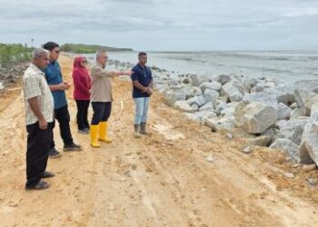 SHARUL Zaman Yahya meninjau ban ban sudah di naik taraf di Sungai Tiang Bagan Datuk Perak