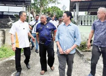 MOHAMAD Abdul Hamid (kiri) sentiasa turun padang bagi menyelesaikan masalah rakyat. – mingguan/SAFINA RAMLI