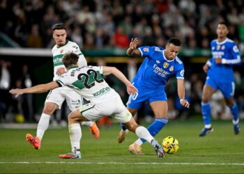 PENYERANG Real Madrid, Kyllian Mbappe cuba melepas halangan pemain Elche pada aksi La Liga  awal pagi tadi-AFP