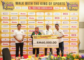 SULTAN Pahang, Al-Sultan Abdullah Ri’ayatuddin Al-Mustafa Billah Shah mencemar duli menyampai sumbangan kepada Yayasan Kebajikan Atlet Kebangsaan (YAKEB). IHSAN PENGANJUR