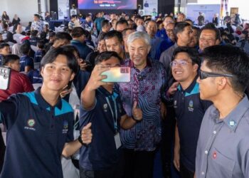 AHMAD Zahid Hamidi bergambar dengan  orang ramai ketika hadir pada Program Karnival Lindung Kerjaya di Kota Belud, Sabah, semalam. – FB AHMAD ZAHID HAMIDI