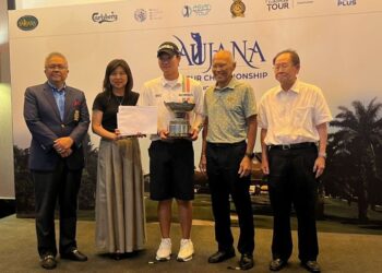 KIM Minsu bersama trofi juara Kejohanan Amatur Saujana (SAC) 2025 pada majlis penyampaian hadiah semalam.