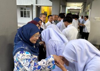KHALIDA Omar bertemu calon peperiksaan SPM di SMK Nilai Impian, Nilai, Seremban hari ini. -UTUSAN/NOR SHAFIQAH MOHD. GHAZALI