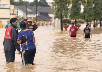 KAWASAN Arau menjadi lokasi terbaharu yang terjejas dengan banjir dan kebanyakan jalan tidak dapat dilalui kenderaan ringan berikutan kenaikan paras air mendadak.-UTUSAN/ASYRAF MUHAMMAD