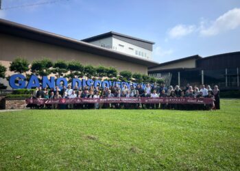 LEOW Soon Seng (depan, tengah) bergambar bersama peserta Seminar Antarabangsa Perubatan Tradisional dan Komplementari yang dianjurkan sempena pemeteraian MoU antara Gano Excel dengan institusi luar negara di Ladang Gano Excel, Kubang Pasu, Kedah.