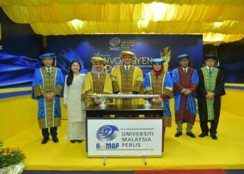 TUANKU Syed Faizuddin Putra Jamalullail (tengah) berkenan mengikuti sidang satu
Istiadat Konvokesyen ke-20 Unimap di Dewan Tuanku Canselor, Pauh Putra, Arau, Perlis hari ini. -UTUSAN/IZLIZAN OTHMAN