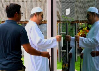 ABUYA (dua kiri) semasa menghadiri perbicaraan di Mahkamah Syariah Tumpat, Kelantan. - UTUSAN/KAMARUL BISMI KAMARUZAN