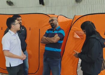 HO CHI YANG (kiri) bersama mangsa runtuhan tanah di PPS Dewan Puncak Arabella di Tanah Rata, Cameron Highlands hari ini.