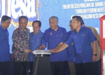 AHMAD Zahid Hamidi bersama Pengerusi Lembaga Pengarah Universiti Malaysia Sabah (UMS), Datuk Seri Abdul Rahman Dahlan merasmikan Program Sentuh Kasih@Tuaran di Pusat Latihan Rela, Tuaran, Sabah, semalam. – UTUSAN/AMIR KHALID