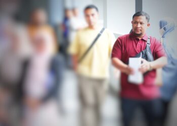 TERTUDUH (kanan) semasa hadir untuk prosiding perbicaraan di  Mahkamah Sesyen, Kota Bharu, Kelantan. - UTUSAN/KAMARUL BISMI KAMARUZAMAN