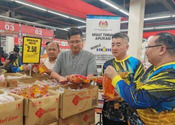 ALLEX Seah (tiga dari kanan) bersama Pengarah KPDN Melaka, Dr. Mohd. Hazimin Jamaludin (kanan) di PJRM dan Pelaksanaan Aplikasi Mobile eCOSS anjuran KPDN Negeri Melaka di sebuah pasar raya di Cheng, Melaka, hari ini. - UTUSAN/AMRAN ALI