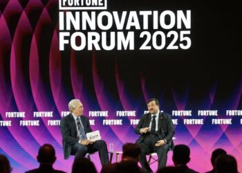 AMIR Hamzah  (kanan) dan Clay Chandler  dalam Forum Inovasi Fortune 2025 di Kuala Lumpur, hari ini.