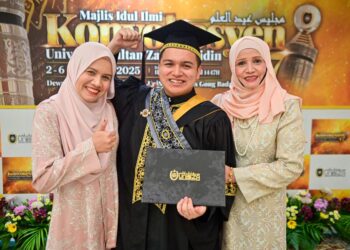 AMIR Zahid Azhar (tengah) memperoleh Anugerah Terbaik Fakulti Perubatan dalam Ijazah Sarjana Muda Sains Perubatan Kesihatan pada Majlis Idul Ilmi Konvokesyen Universiti Sultan Zainal Abidin (UniSZA) Ke-17 di Dewan Al-Muktafi Billah Shah, UniSZA, Kuala Nerus, Terengganu. - UTUSAN/PUQTRA HAIRRY