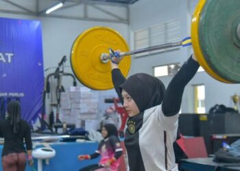 Nurul Aisyah Athirah Mohd. Nadzim sudah berjinak-jinak menceburi sukan angkat berat sejak berusia 13 tahun. - UTUSAN