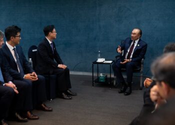 ANWAR Ibrahim semasa pertemuan bersama wakil JS Link sempena Mesyuarat Pemimpin Ekonomi APEC (AELM) di Gyeongju, Repulik Korea.- FB ANWAR IBRAHIM