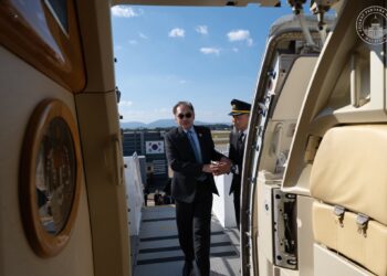 ANWAR Ibrahim ketika tiba di Pangkalan Udara Gimhae, Busan, menamatkan lawatan kerja 3 hari di Republik Korea. - FB ANWAR IBRAHIM