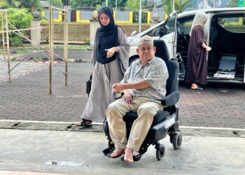 NORZULA Mat Diah  menaiki kerusi roda  semasa prosiding pengesahan lafaz cerai di Mahkamah Rendah Syariah Gua Musang, Gua Musang, Kelantan hari ini.