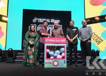 ARMIZAN Mohd. Ali  (tiga dari kiri) pada perasmian TikTok Shop 11.11 Mega Sale Carnival 2025 di Pavilion Bukit Jalil, Kuala Lumpur, hari ini.