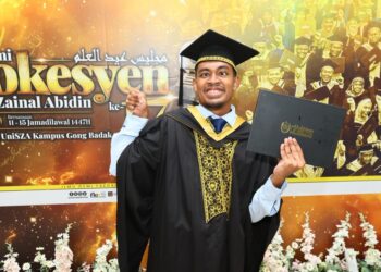 ZULFAQAR Aslam Zulkefli  menerima Ijazah Sarjana Muda Kerja Sosial pada Majlis  Konvokesyen UniSZA ke-17 di Dewan Al-Muktafi Billah Shah, Kampus Gong Badak, Kuala Nerus, Terengganu. -UTUSAN/PUQTRA HAIRRY