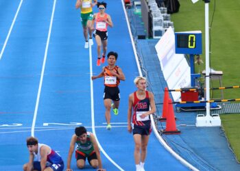 Azlan Kuste (tengah) ketika melintasi garisan penamat pada acara akhir 1,500 meter (m) Deaflympics 2025 yang berlangsung di Stadium Olahraga Taman Olimpik Komazawa, Tokyo, Jepun baru-baru ini. - IHSAN MSDEAF