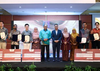 Chang Lih Kang (lima kanan) bergambar bersama para penerima anugerah pada Majlis Penyampaian Anugerah Saintis Muda Negara Tahun 2025 di Hotel Seri Pacific di sini hari ini. GAMBAR: FARIZ RUSADIO / PEMBERITA: AZWA