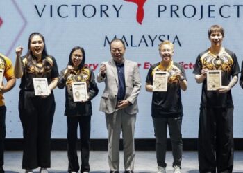 Ketua Pegawai Eksekutif Ajinomoto, Daisaku Wadami (tengah) bersama barisan atlet pada Majlis Sesi Libat Urus Atlet Sukan SEA Kebangsaan 2025 di Kuala Lumpur, semalam. - UTUSAN/SHIDDIEQIIN ZON