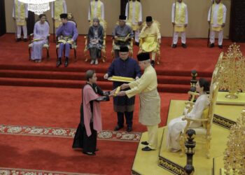 SULTAN Nazrin Muizzuddin Shah mengurniakan Pingat Pekerti Terpilih (PPT) kepada Toh Ee Wei sempena Ulang Tahun Keputeraan ke-69 baginda di Istana Iskandariah, Bukit Chandan di Kuala Kangsar hari ini.