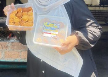 NURUL Shahira Mazli mengambil alih peniagaan bahulu telur itik keluarganya setelah menamatkan pengajian di Mesir pada 2021.