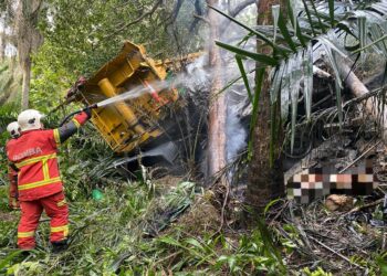 ANGGOTA bomba sedang memadamkan kebakaran melibatkan sebuah lori di Kilometer 26, Jalan Lok Heng-Mawai, Kota Tinggi, Johor.