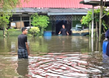 KEADAAN kawasan yang dilanda banjir ketika tinjauan di Jalan Changkat Jong di Teluk Intan hari ini. - UTUSAN/AIN SAFRE BIDIN