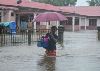 PENDUDUK berpindah ke Pusat Pemindahan Sementara (PPS) selepas rumah mereka ditenggelami banjir ketika tinjauan di Kampung Rawai, Marang, Terengganu semalam. – UTUSAN/PUQTRA HAIRRY