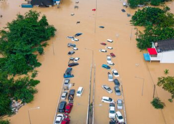 Gambar diambil dari udara menunjukkan air banjir menenggelami kenderaan di Hat Yai di wilayah Songkhla yang menjejaskan ribuan penduduk di selatan Thailand. - AFP