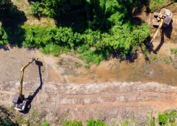 PEMANDANGAN dari udara pekerja kontraktor melakukan kerja-kerja pembersihan  parit menggunakan jengkaut sebagai persiapan menghadapi musim tengkujuh di Terengganu. -UTUSAN/PUQTRA HAIRRY