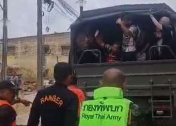 PELAJAR dan pensyarah Universiti Utara Malaysia (UUM) yang berjaya diselamatkan selepas terkandas akibat banjir di Hat yai, Thailand. - FB ZAMBRY ABDUL KADIR