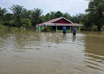 KEADAAN rumah penduduk yang dilanda banjir di Teluk Intan. - UTUSAN/AIN SAFRE BIDIN