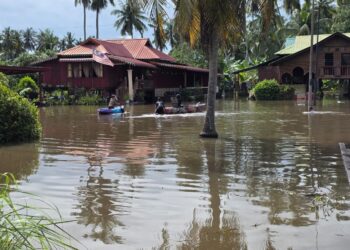 KEADAAN banjir di Bagan Datuk ketika tinjauan hari ini. - UTUSAN/AIN SAFRE BIDIN