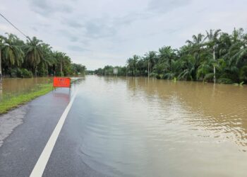 KEADAAN banjir di Batu 7, Jalan Changkat Jong ke Teluk Intan dan Bidor yang menyebabkan laluan tersebut ditutup kepada pengguna. - UTUSAN/AIN SAFRE BIDIN
