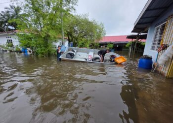 KEADAAN banjir di Jalan Changkat Jong di Teluk Intan hari ini. - UTUSAN/AIN SAFRE BIDIN