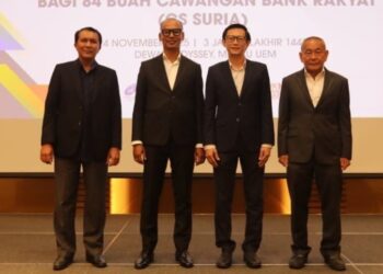 DARI kiri: Naib Presiden Eksekutif Perkhidmatan Korporat dan Perolehan Bank Rakyat, Mohd. Shaifuddin Abdullah; Ketua Pegawai Operasi, Bank Rakyat, Amren Faizal Fadzil; Ketua Pegawai Eksekutif Kumpulan, Ir. Kwok Yew Hoe dan Ahli Lembaga Pengarah, Cenergi SEA, Ahmad Jauhari Yahya.