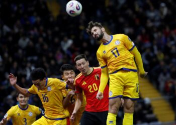 PENYERANG Kazakhstan, Ivan Sviridov (kanan) menanduk bola ketika menentang Belgium dalam aksi kelayakan Kumpulan J Piala Dunia 2026 di Astana, semalam. - AFP