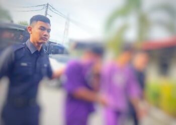 ANGGOTA polis mengiringi kedua-dua tertuduh semasa menghadiri prosiding perbicaraan di Mahkamah Majistret, Bachok, Kelantan.