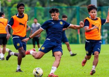 Pemain bola sepak bawah 23 negara menjalani latihan harian sebagai persiapan ke Sukan SEA Thailand pada Disember ini. - IHSAN FAM