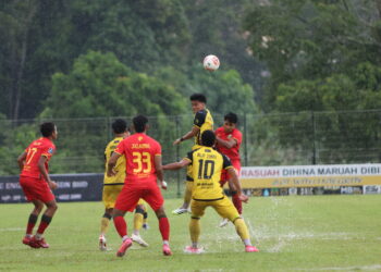 PERLAWANAN di antara Perak dan Imigresen FC II berlangsung di atas padang yang becak disebabkan hujan di Kompleks Bola Sepak Perak Chepor di Ipoh kelmarin.