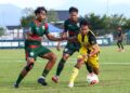 PEMAIN Perak, Muhammad Fadhil Idris (depan) diasak pemain Kedah Darul Aman (KDA) dalam perlawanan Liga A1 Semi Pro di Ipoh kelmarin. - UTUSAN/MUHAMAD NAZREEN SYAH MUSTHAFA