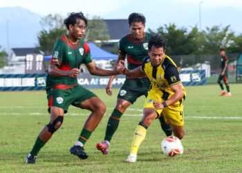 PEMAIN Perak, Muhammad Fadhil Idris (depan) diasak pemain Kedah Darul Aman (KDA) dalam perlawanan Liga A1 Semi Pro di Ipoh kelmarin. - UTUSAN/MUHAMAD NAZREEN SYAH MUSTHAFA