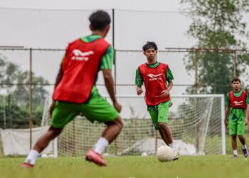 PEMAIN Perak menjalani latihan menjelang perlawanan  Liga A1 Semi-Pro menentang  Imigresen FC di  Chepor, Ipoh esok. - GAMBAR IHSAN PERAK FA