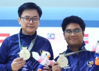 Syabil Azam Syamsul Azam dan Ho Choon Seong menang pingat emas dalam acara boling lelaki Deaflympics 2025 di Tokyo, kelmarin. - IHSAN MSDEAF