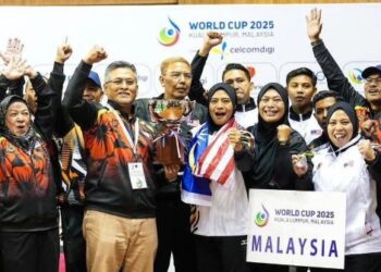 Kontinjen Malaysia meraikan kejayaan menjadi juara keseluruhan Piala Dunia Boling Padang 2025 di Kompleks Sukan Bukit Kiara, kelmarin. - IHSAN MSN